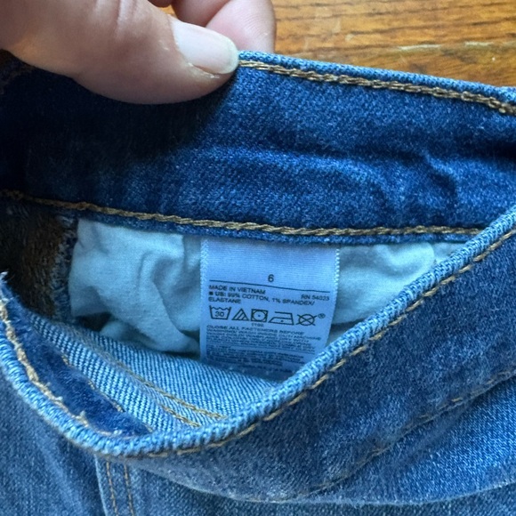 Old Navy Distressed Boyfriend Mid Rise Jean Shorts 6 - Picture 2 of 4